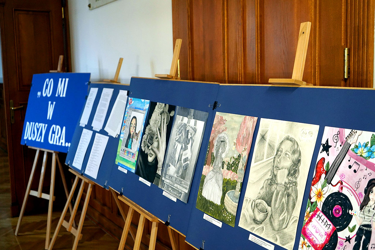 Finał XVI Powiatowego Konkursu Literacko-Plastycznego „Co mi w duszy gra…” w I LO Turku - I LO Turek nagrodziło młodych twórców / fot. LO Turek