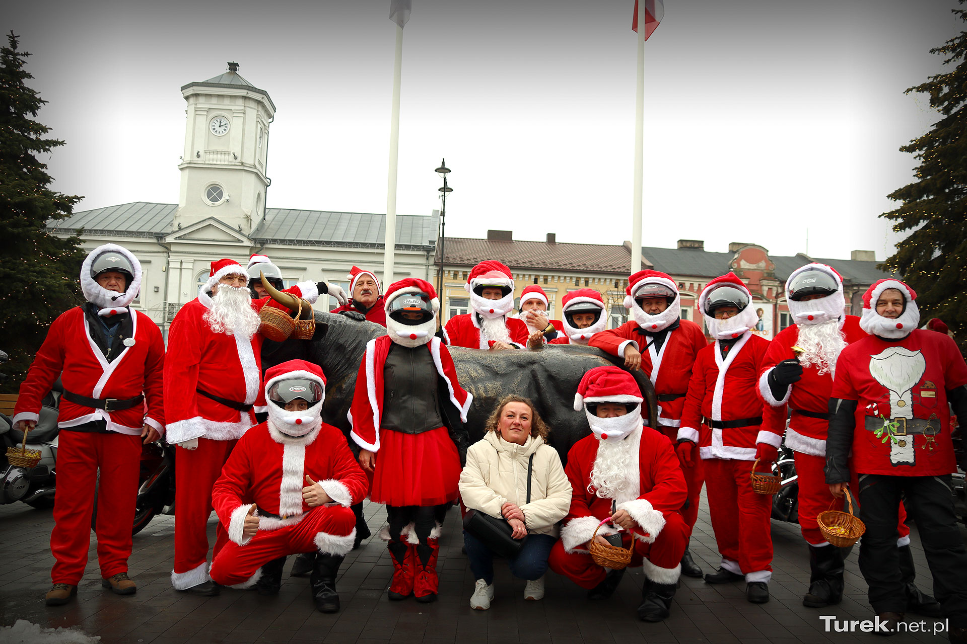 MotoMikołaje na ulicach Turku. TGM Motur ponownie wywołał uśmiech u najmłodszych - Mikołaje na motocyklach przejechali przez Turek