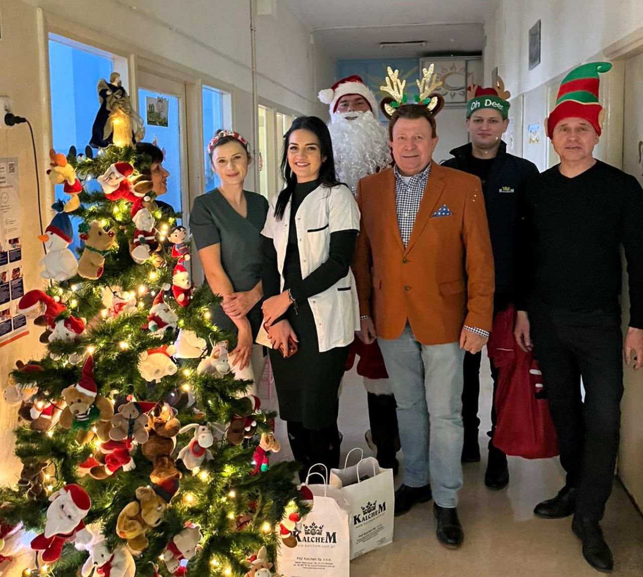 Mikołajki na oddziale dziecięcym w Turku. Firma Kalchem sprawiła małym pacjentom świąteczną niespodziankę - Mikołajkowa akcja firmy Kalchem w szpitalu