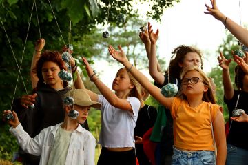 Lato, teatr i natura, czyli rozwój przez...