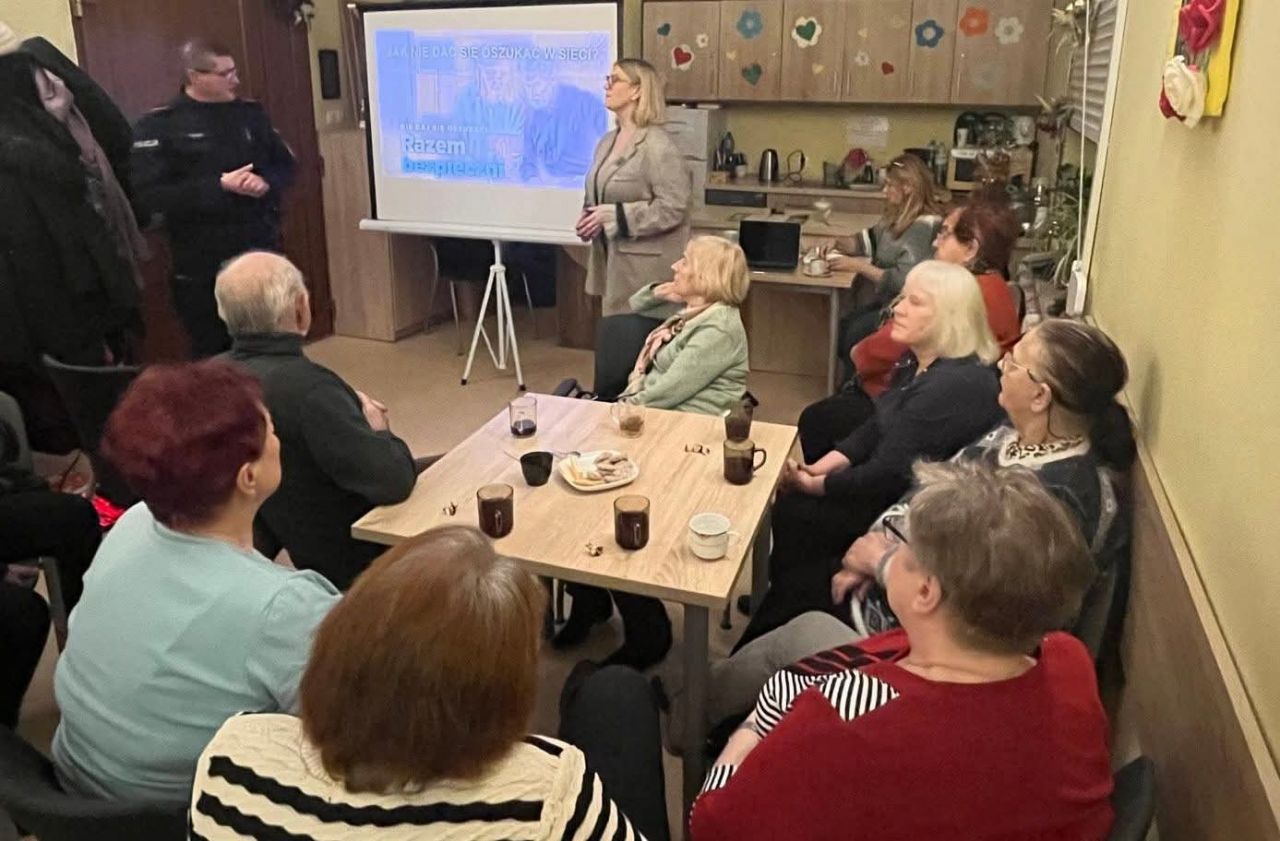 Seniorzy uczyli się, jak nie dać się oszukać. Policjanci z Turku w Klubach Seniora