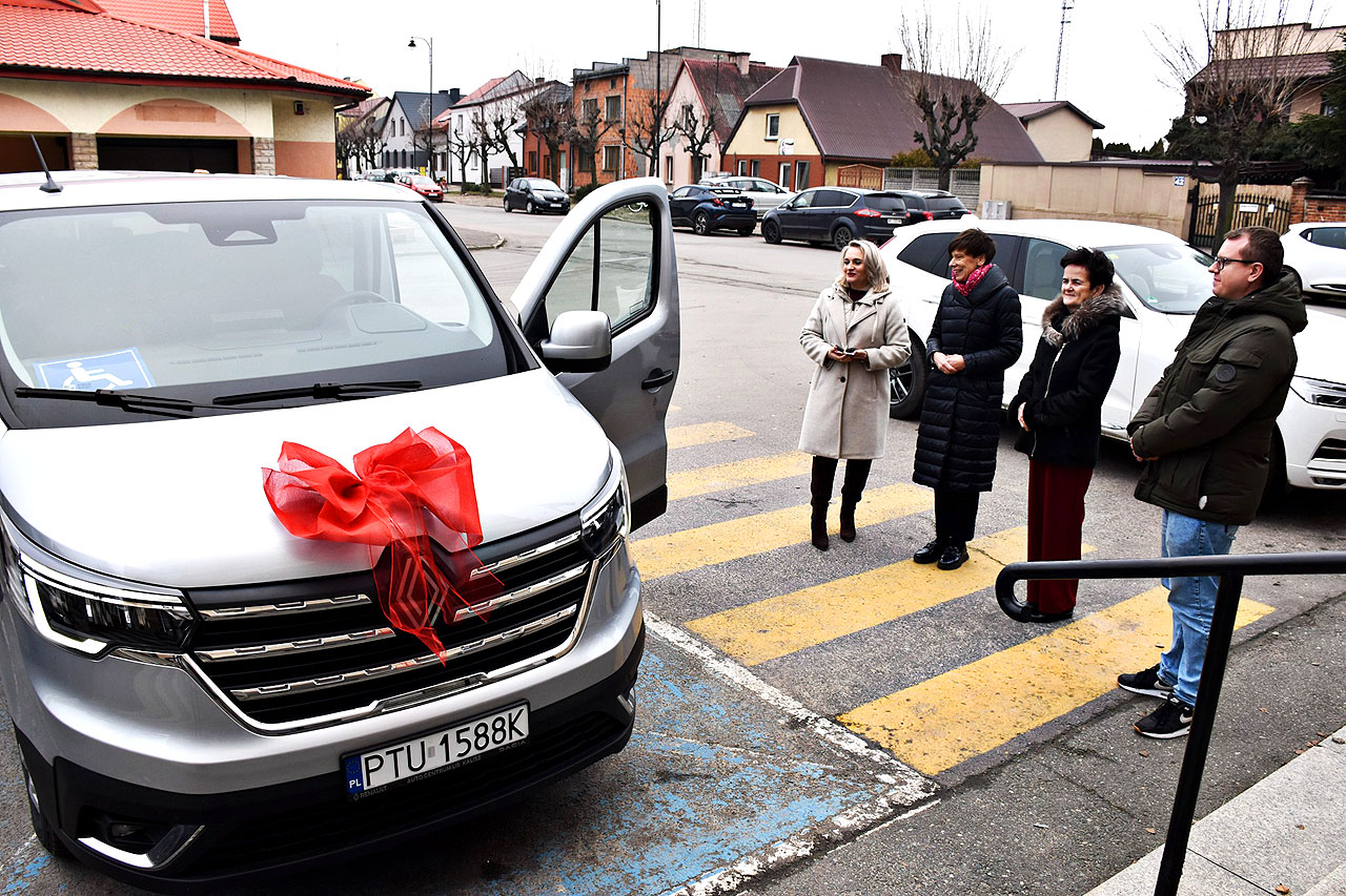 Nowy mikrobus w gminie Władysławów. Transport dopasowany do potrzeb osób niepełnosprawnych - Mikrobus dla osób z niepełnosprawnościami w gm. Władysławów