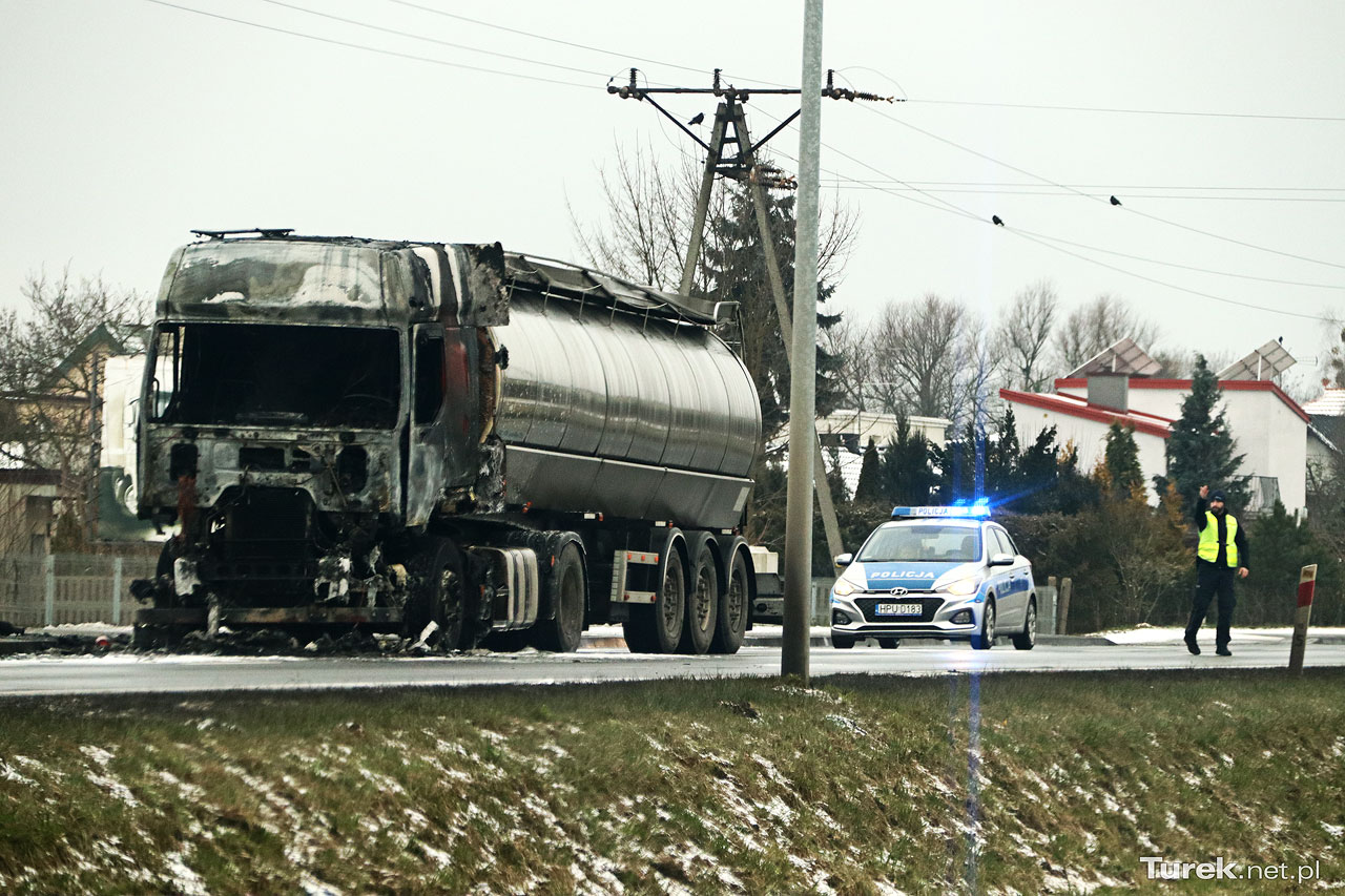 Pożar cysterny na al. Jana Pawła II w Turku. Kabina ciągnika spłonęła doszczętnie - Pożar cysterny spożywczej na DW470 w Turku