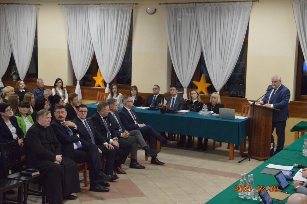 Świąteczno-noworoczna sesja Rady Gminy Turek. Życzenia, wyróżnienia i wspólny opłatek
