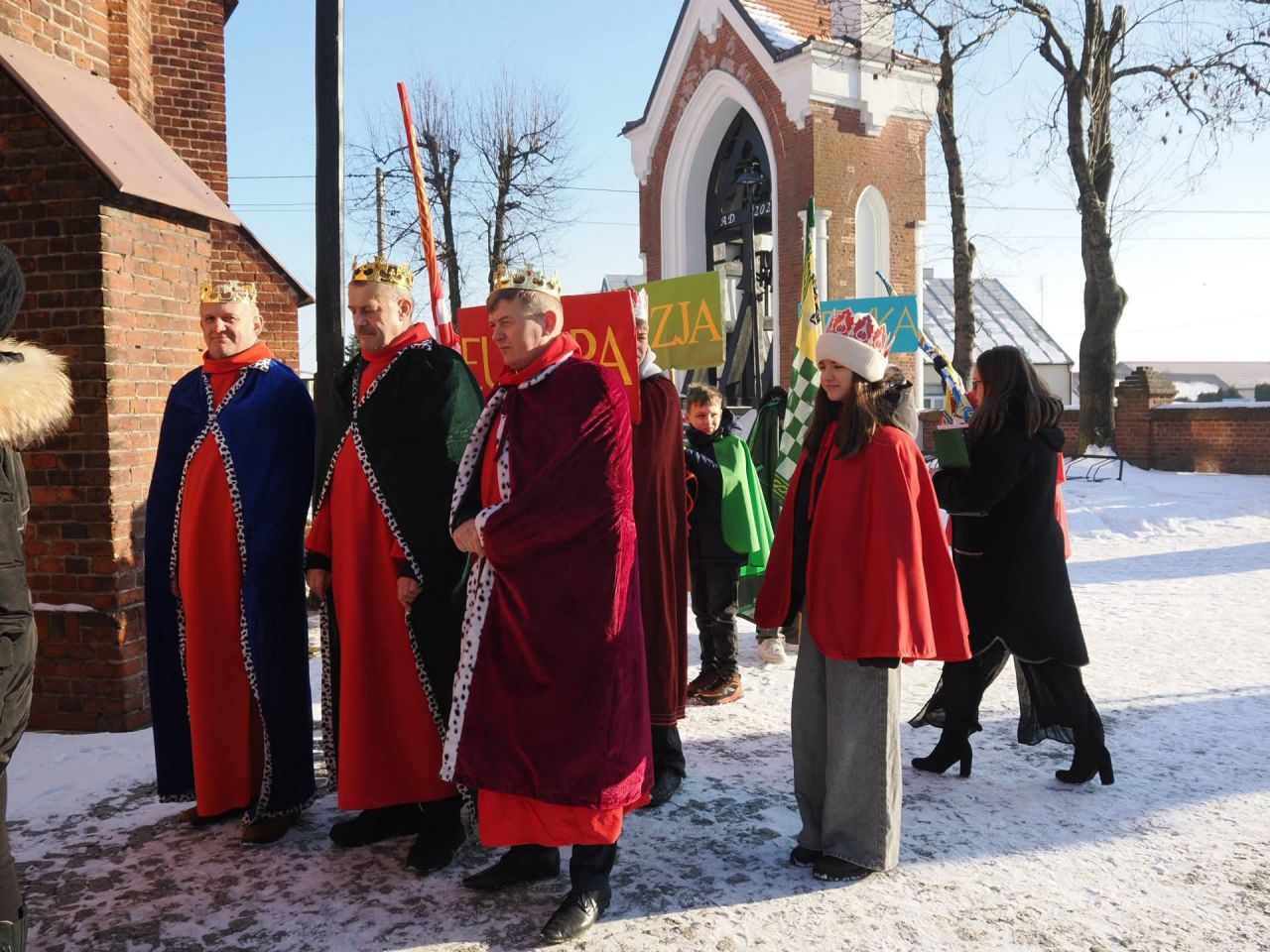 Orszak Trzech Króli przeszedł przez Władysławów. Wspólne świętowanie Objawienia Pańskiego - Trzej Królowie na ulicach Władysławowa