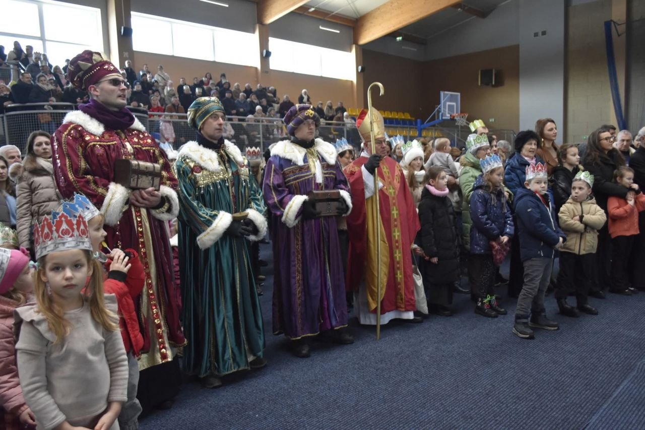 Trzej Królowie na ulicach Tuliszkowa. Orszak znów połączył mieszkańców - Orszak Trzech Króli przeszedł przez Tuliszków