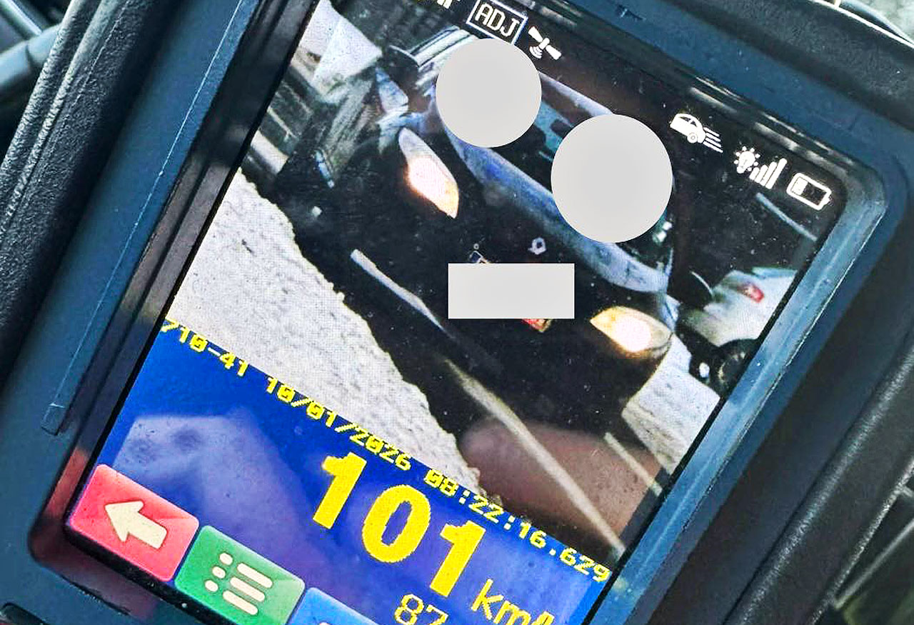 Pędziła ponad setkę w terenie zabudowanym. Policja zatrzymała prawo jazdy 21-latce