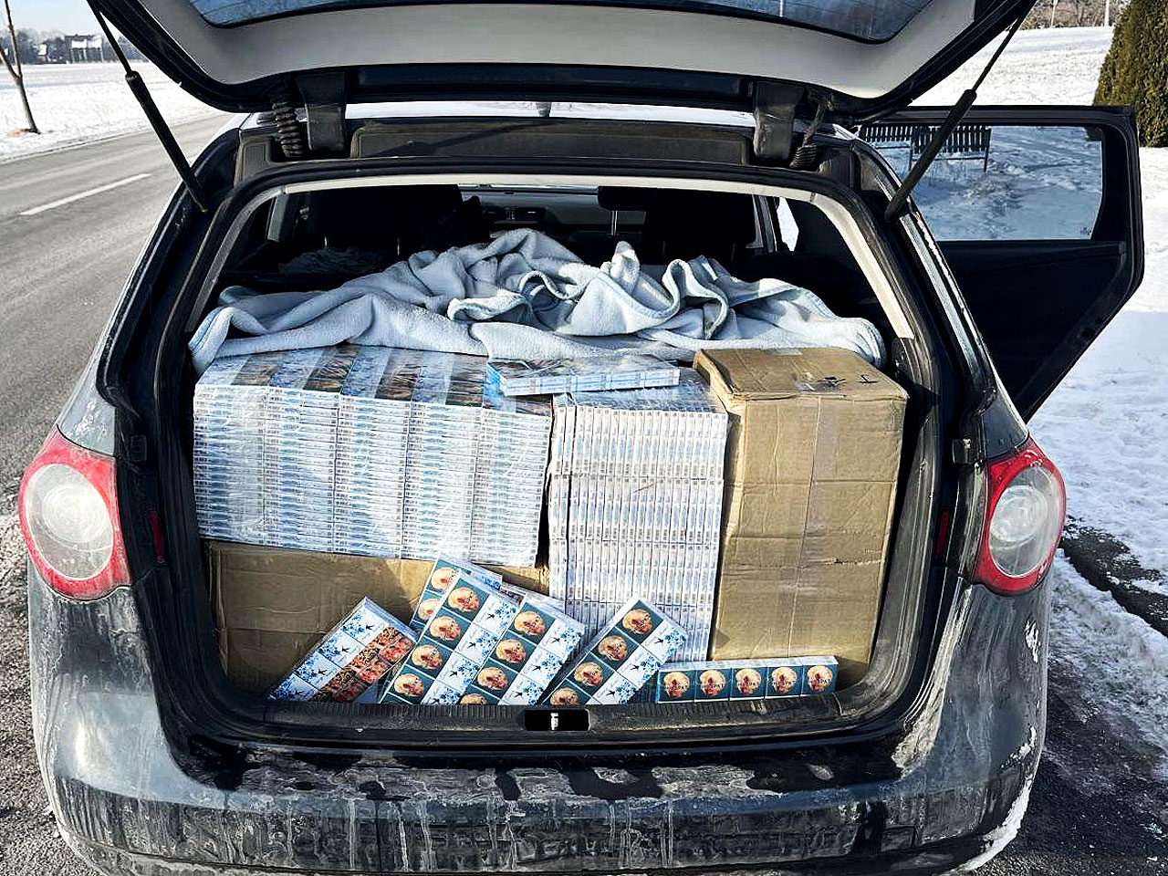 Blisko 10 tysięcy paczek papierosów bez akcyzy w bagażniku. Policjanci z grupy SPEED udaremnili przemyt - Przemyt 200 tysięcy sztuk papierosów bez akcyzy