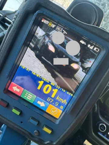 Pędziła ponad setkę w terenie zabudowanym. Policja zatrzymała prawo jazdy 21-latce