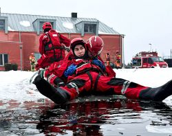Miasto Turek: Ćwiczenia ratownictwa lodowego w Turku. Strażacy z powiatu...