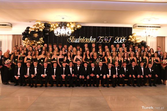 Foto: Zdjęcia grupowe i klasowe na studniówce...