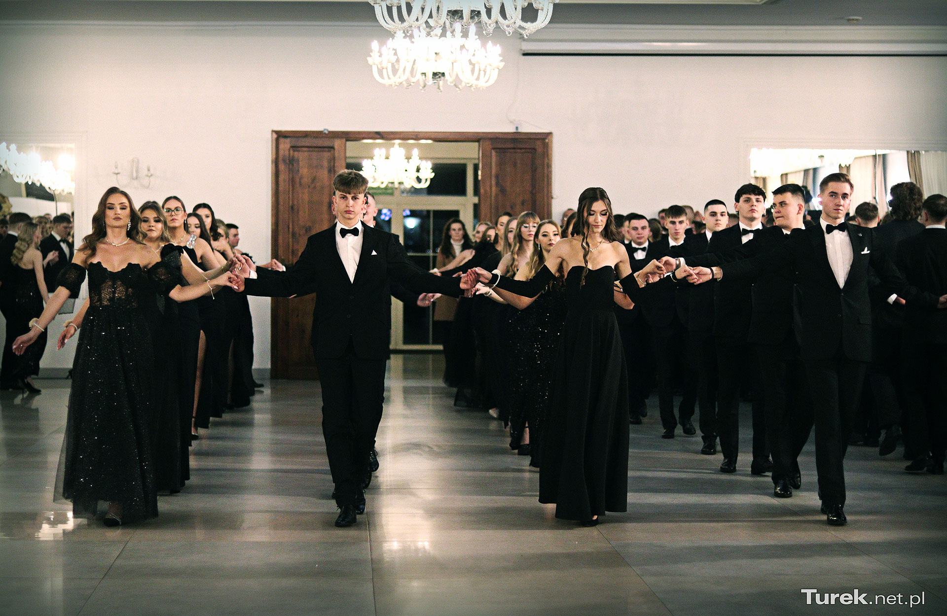 Magiczny początek studniówki Zespołu Szkół Technicznych w Turku. Przepiękny polonez na 48 par pełen precyzji i gracji... - Polonez absolwentów ZST w Turku 2026