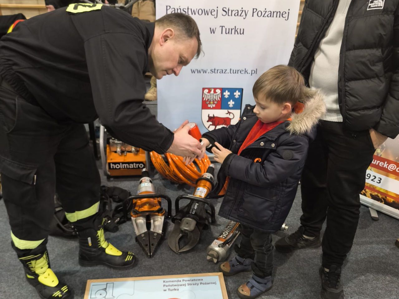 Pokazy sprzętu ratowniczego i Światełko do nieba. Strażacy wsparli 34. finał WOŚP w Turku - Strażacy włączyli się w 34. Finał WOŚP w Turku