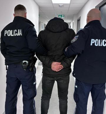 System eCall wezwał służby. Kompletnie pijany kierowca zakończył jazdę w rowie