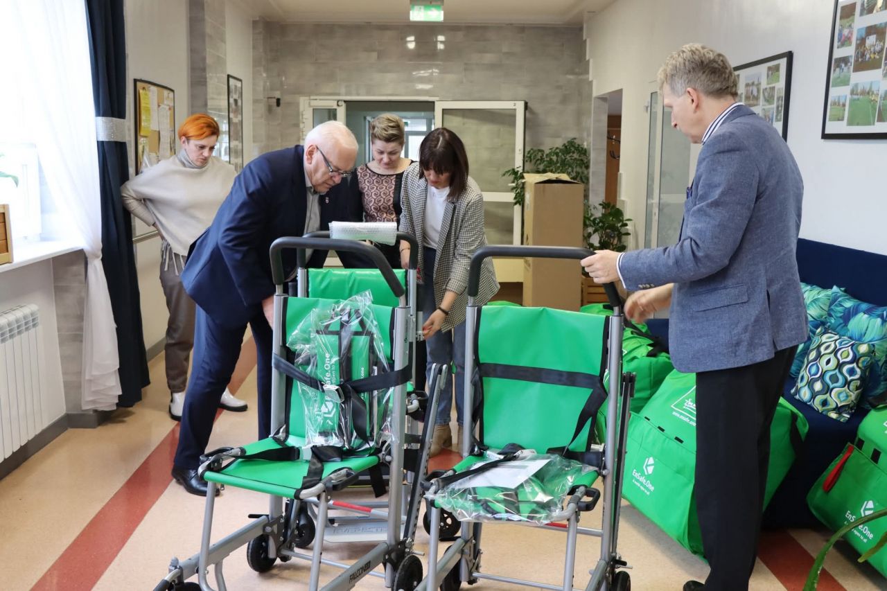 Nowy sprzęt medyczny i ewakuacyjny dla DPS Skęczniew - Nowy sprzęt trafił do DPS w Skęczniewie