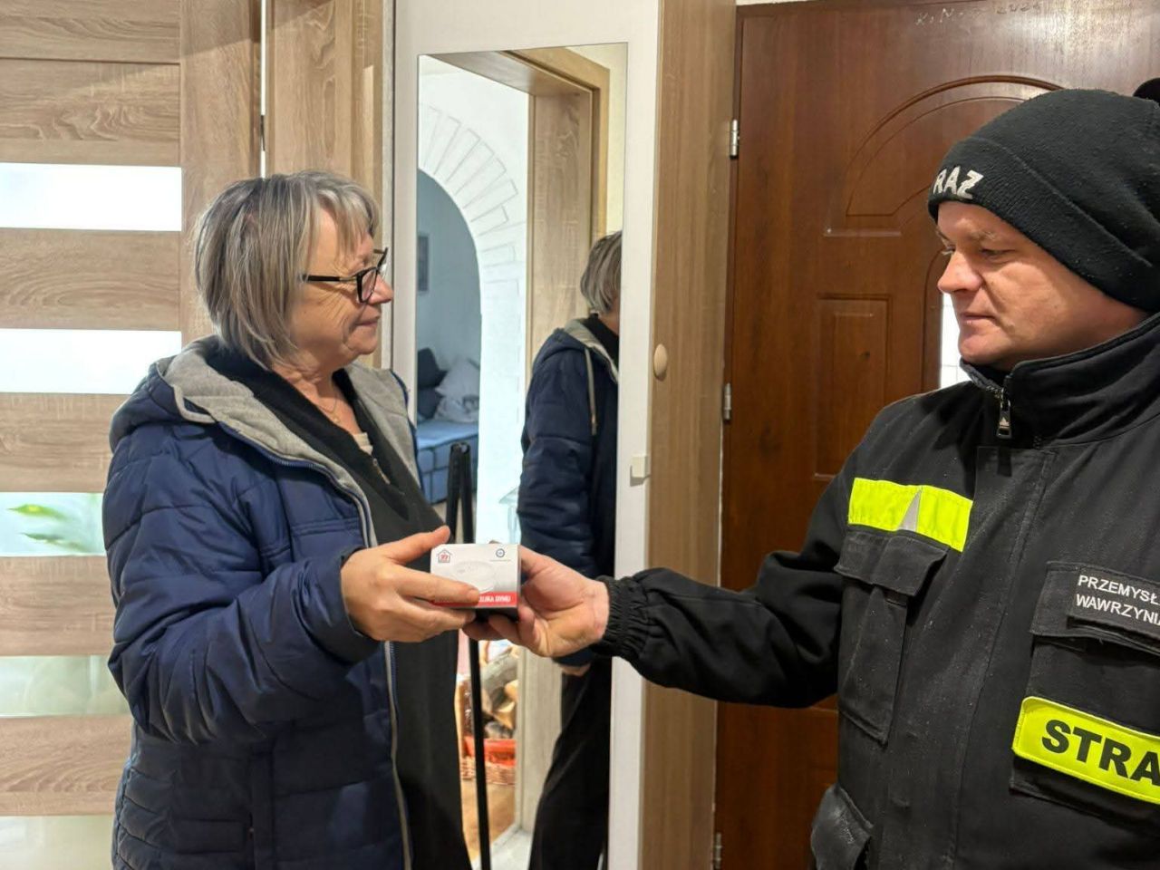 Czujki dymu trafiły do mieszkańców. Strażacy ochotnicy z Wielopola postawili na profilaktykę - OSP Wielopole montowała czujki dymu