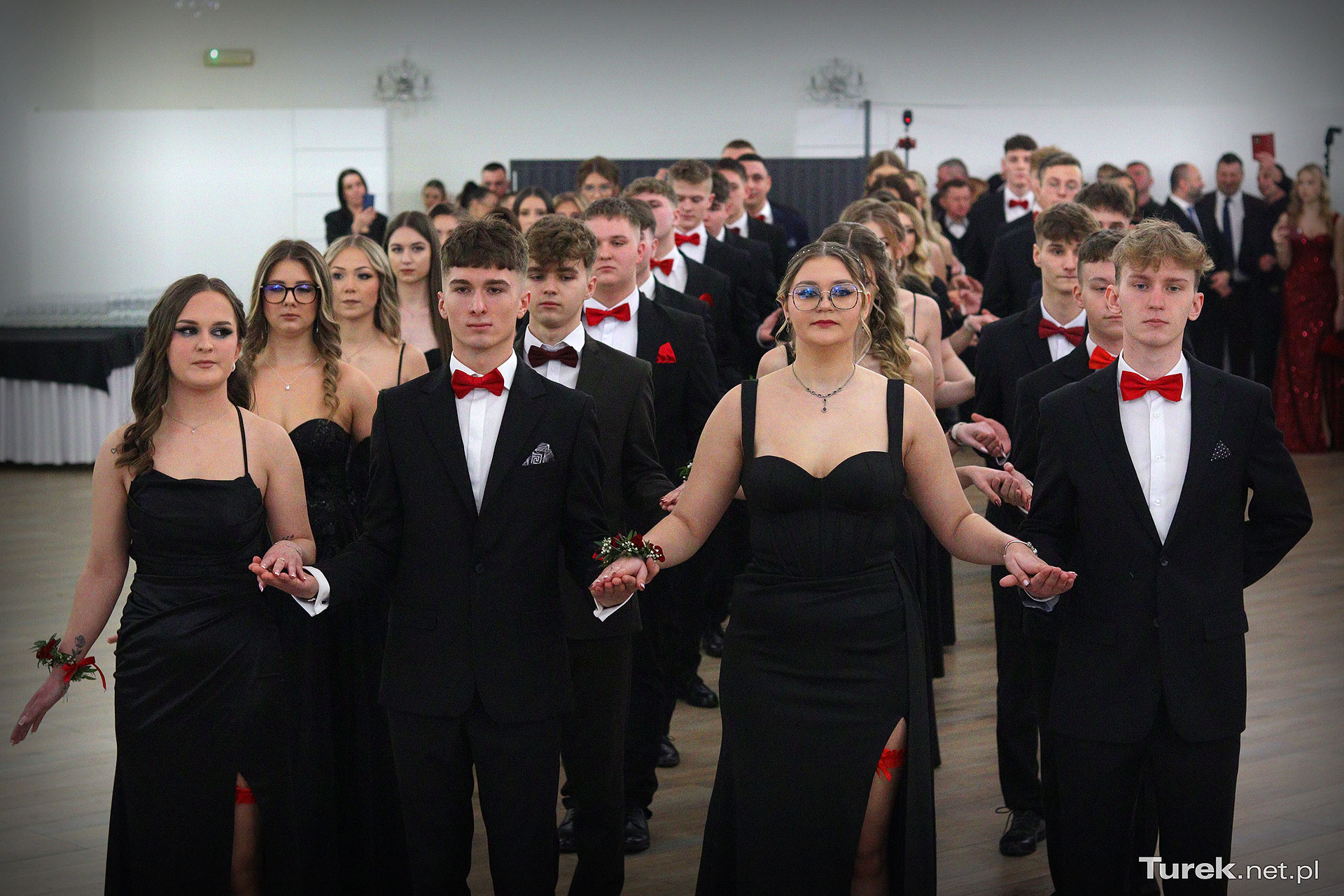 Tradycyjny, dostojny, przepiękny. Polonez maturzystów Zespołu Szkół Rolniczych w Kaczkach Śr. 2026 - Polonez maturzystów ZSR CKP 2026