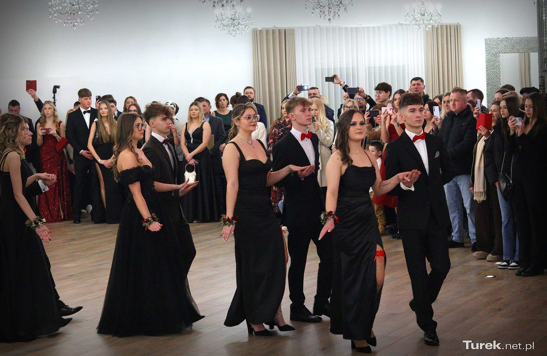 Wideo: Tradycyjny polski polonez na 20 par rozpoczął studniówkę maturzystów Zespołu Szkół Rolniczych