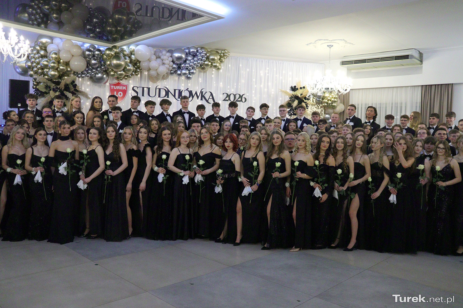 Foto: Klasy maturalne turkowskiego liceum w pełnej krasie! Młodość, klasa, piękno i uśmiech... - Zdjęcia grupowe studniówka LO Turek 2026