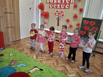 Serduszka, laurki i uśmiech. Radosne...