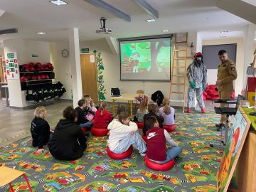 Od przedszkolaka do seniora. Strażacy edukują...