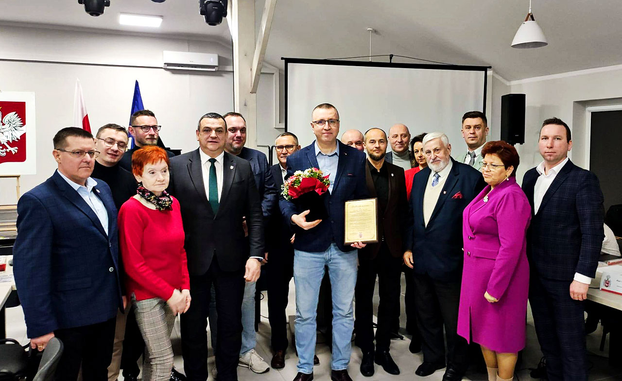 Podziękowali komendantowi za pięć lat służby. Sesja w Dobrej z wyjątkowym akcentem